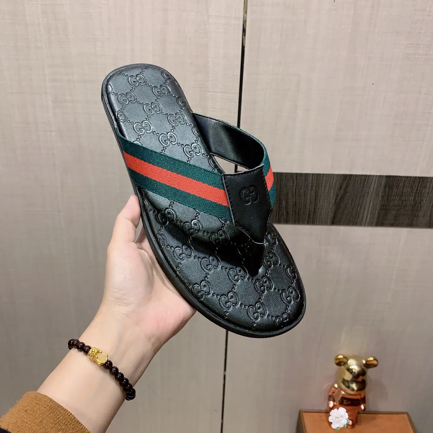 Slippers: New model: Factory price: 240💰💰🎩🎩🔥🔥《 Gucci* 》Series of slippers top purchasing agent🔍🔍Sold simultaneously for men, original Italian imported webbing made of selected cowhide, exquisite workmanship,), sole: (super comfortable) original factory special sole, ⚠️exclusive double-layer movable molded sole super comfortable⚠️, real shot🎬the real thing is more beautiful🔍🔍266 regular code 38-45,